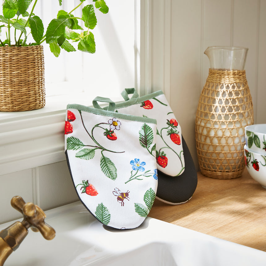 Ulster Weavers Strawberry Patch Cotton Microwave Mitts